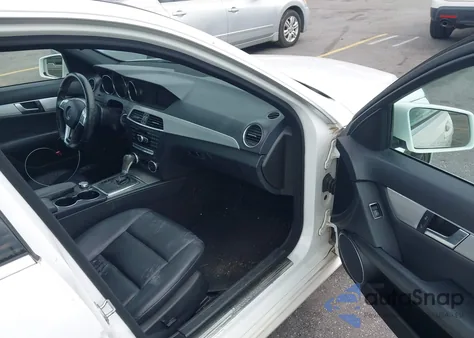 2013 Mercedes-Benz C 300 Luxury 4Matic/Sport 4Matic z USA, uszkodzony, nr VIN WDDGF8AB8DR287316